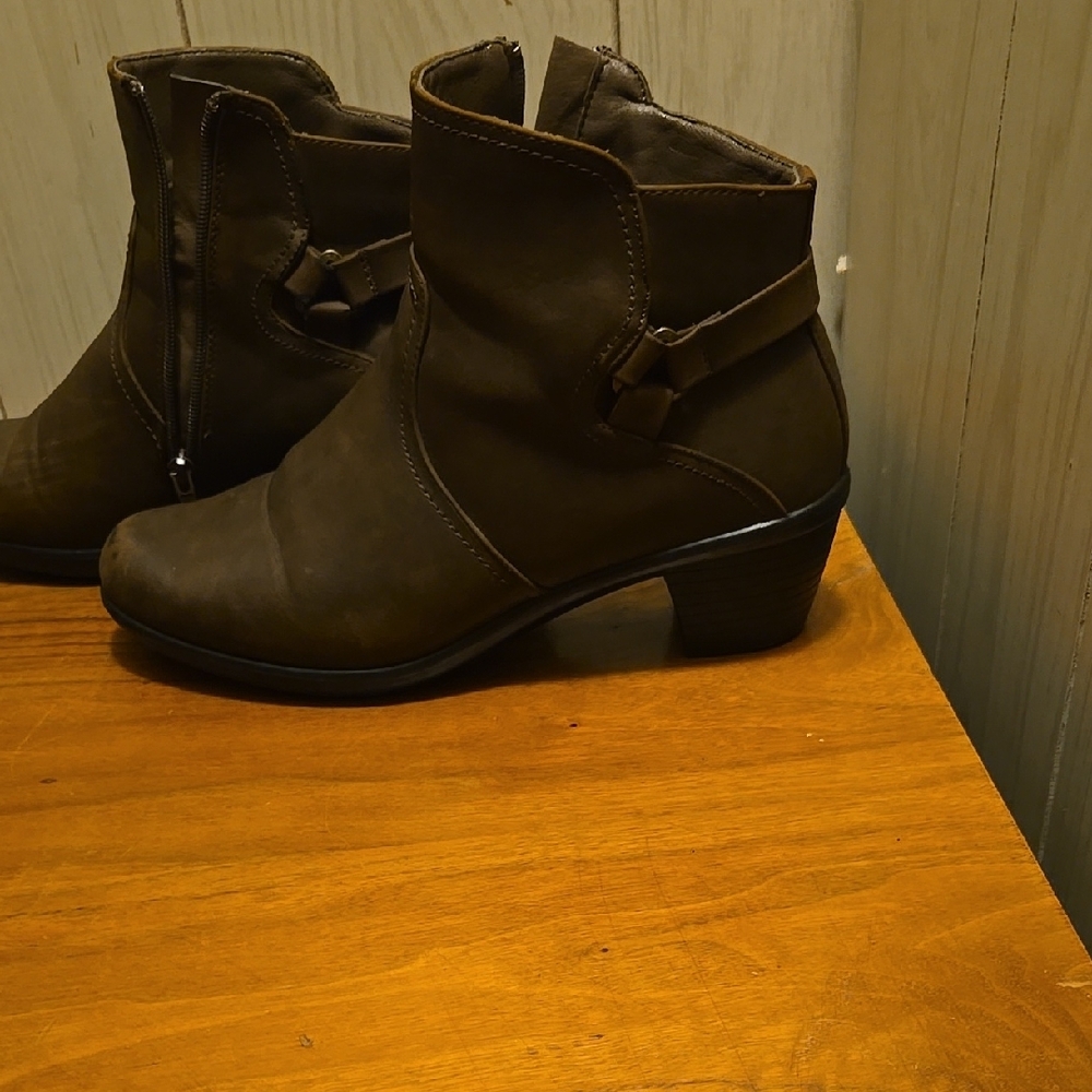 Women's Brown Ankle Boots size 11